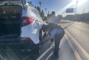 车辆爆胎陷困境 民警暖心来相助